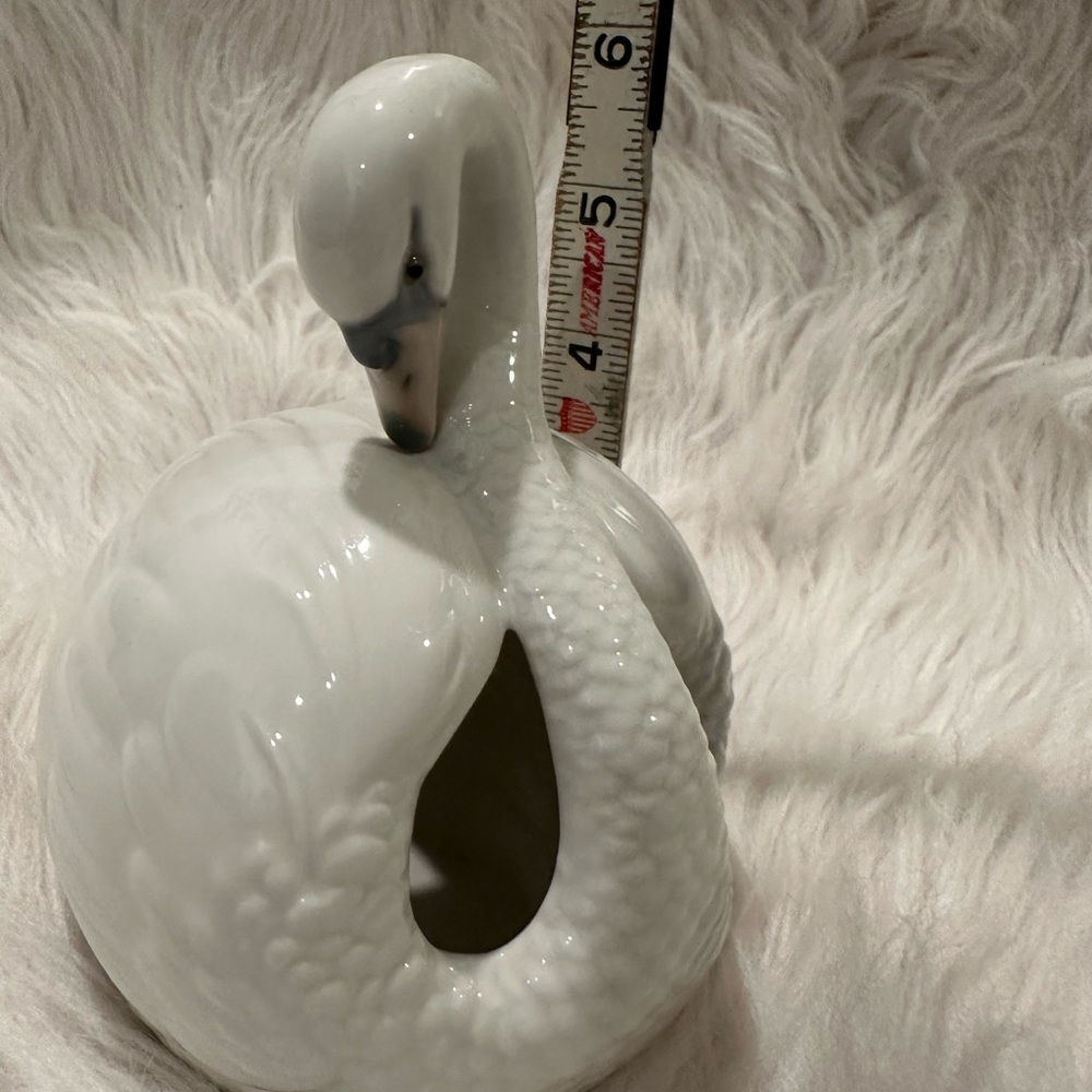Lladro 4829 Swan Ball Figurine Glossy White Mint Condition Made in Spain - Picture 3 of 6
